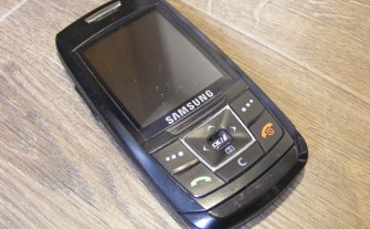 SAMSUNG SGH-E250 prosty starego typu telefon komórkowy