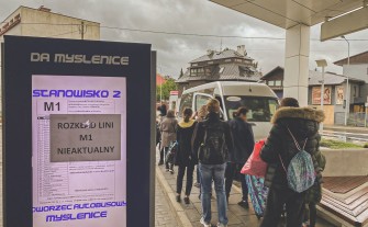 Pierwszy dzień bez linii M1 na trasie Myślenice-Kraków. Pasażerowie czekają na busy