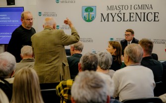 Myślenice. Mieszkańcy przeciwko budowie bloków na Zarabiu. Czy burmistrz odstąpi od negocjacji z deweloperem?