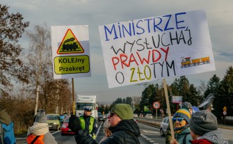 Złoty pociąg z Krakowa do Myślenic nazywają "trasą ludzkich krzywd". W ramach protestu zablokowali zakopiankę