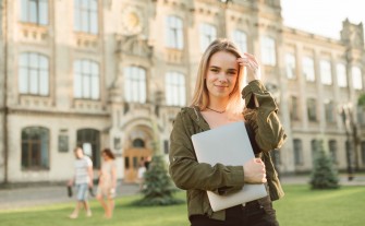 Popularne kierunki wśród studentów. Jakie masz po nich perspektywy? Ranking 2025