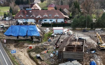 Krzyszkowice. Drogowcy rozebrali zabytkową chatę. Trafi do skansenu w Branicach