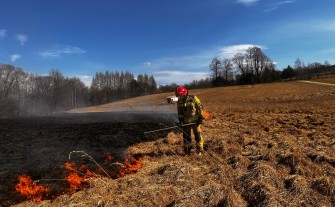 Płoną trawy w powiecie. Przed nami kolejne ciepłe dni