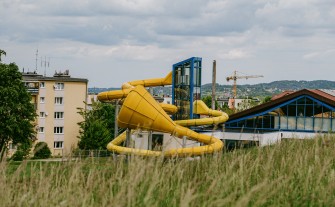 Myślenice. Trzecia niecka basenu opóźniona o rok. Rosną koszty remontu, a radni dokładają 1,8 mln zł