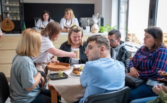 Myślenice. W MOKiS działa kawiarnia społeczna. Pracują tu osoby niepełnosprawne