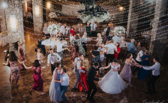 Nowoczesna stodoła, drewniana karczma, plenerowy namiot – idealne miejsca na wesela w stylu rustykalnym i boho