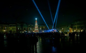 Myślenice. Choinka na Rynku oficjalnie rozświetlona. Mieszkańcy odliczają czas do świąt