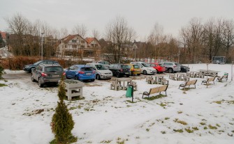 Myślenice. Radny o parkujących na Górnym Przedmieściu: „Tu nie ma boiska”. Czym jest Centrum Integracji i Odpoczynku?