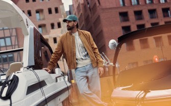 Jaki sweter do szerokich spodni, aby zachować proporcje sylwetki?