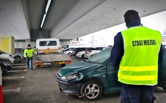 Myślenice. Straż miejska odholowała porzucony samochód. Deficyt miejsc w centrum pozostaje