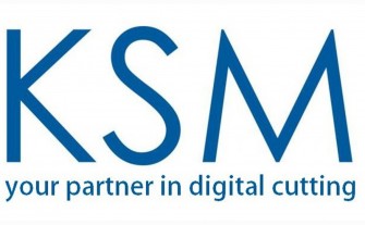 Osoba wykonująca instalacje, przeglądy i serwisy maszyn CNC