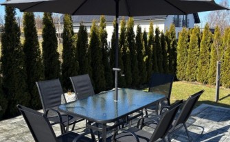 Zestaw ogrodowy krzesła stół i parasol