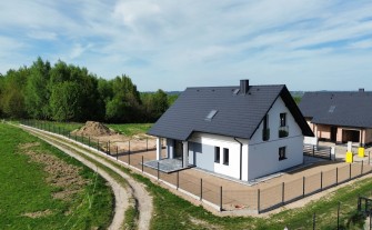 2 Domy w otoczeniu zieleni na 8-arowych działkach