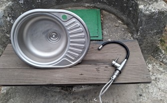 Zlewozmywak jednokomorowy ze stali nierdzewnej z baterią.