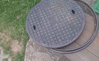 Właz żeliwny z obręczą 500 mm
