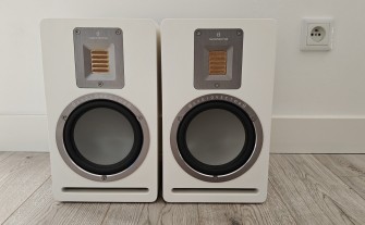 Kolumna podstawkowa Audiovector QR1 / kolor biały satynowy
