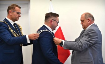 Złocisty łańcuch dla burmistrza, srebrzysty dla przewodniczącego. Samorządowcy odebrali insygnia władzy