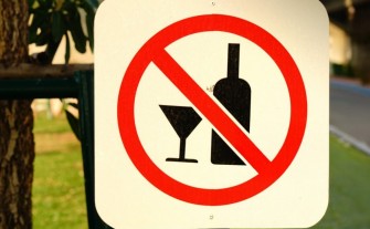 Nocny zakaz sprzedaży alkoholu we wszystkich gminach od 2027 roku? „Jestem głębokim zwolennikiem nocnej prohibicji”
