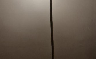 Mosiężna lampa stojąca – klasyczny styl