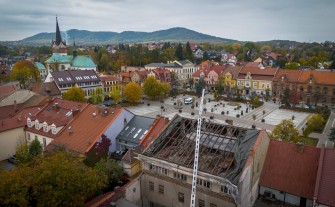 Myślenice. Trwa rozbiórka dachu Kamienicy Obońskich. Budynek ma służyć mieszkańcom a prace potrwać do stycznia 2028